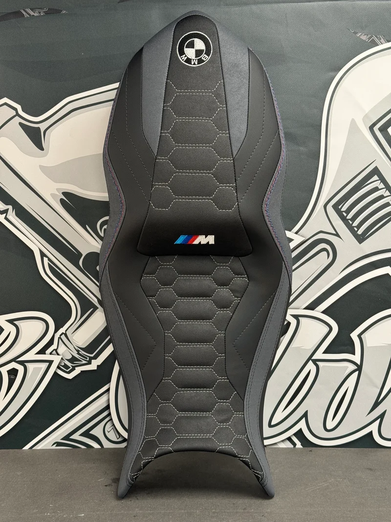 Garnissage selle BMW F900 R / F900 XR ( 2020 à aujourd'hui ) — Broderie & Surpiqûres ///M inclus