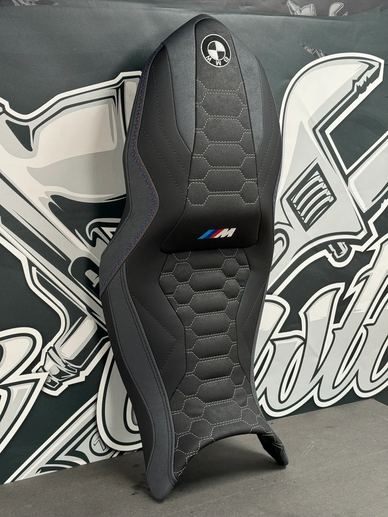 Garnissage selle BMW F900 R / F900 XR ( 2020 à aujourd'hui ) — Broderie & Surpiqûres ///M inclus