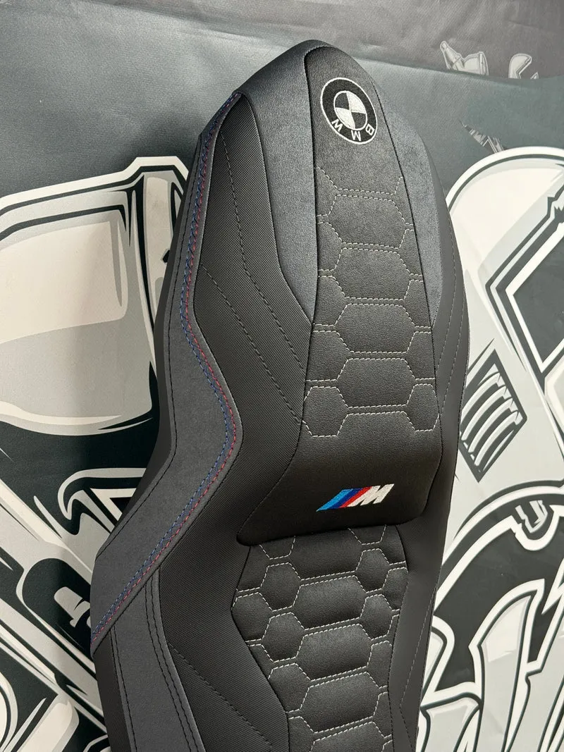 Garnissage selle BMW F900 R / F900 XR ( 2020 à aujourd'hui ) — Broderie & Surpiqûres ///M inclus