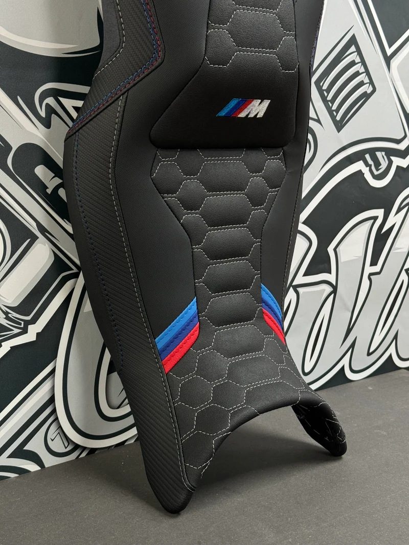 Garnissage Selle BMW F900R / F900XR Sur-Mesure ( 2020 à Aujourd'hui ) — Insert Tricolore ///M