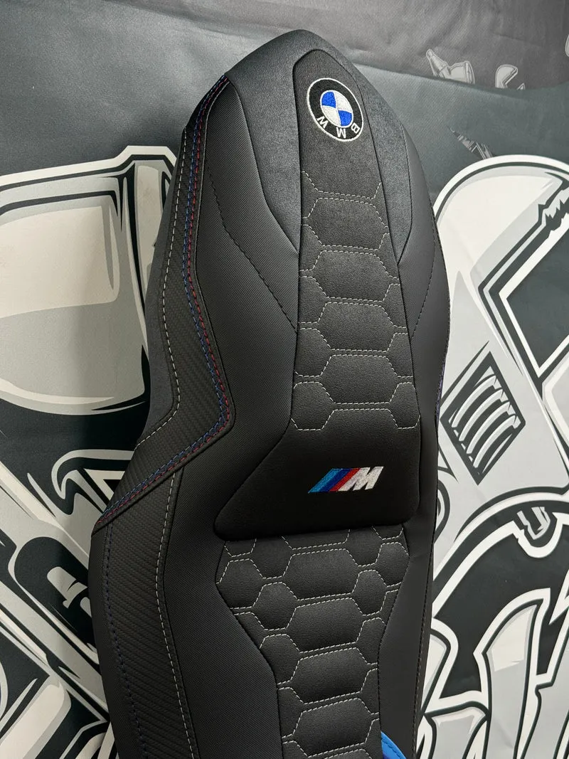 Garnissage Selle BMW F900R / F900XR Sur-Mesure ( 2020 à Aujourd'hui ) — Insert Tricolore ///M