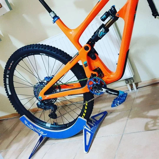 Support de vélo en bois Hopper Smile
