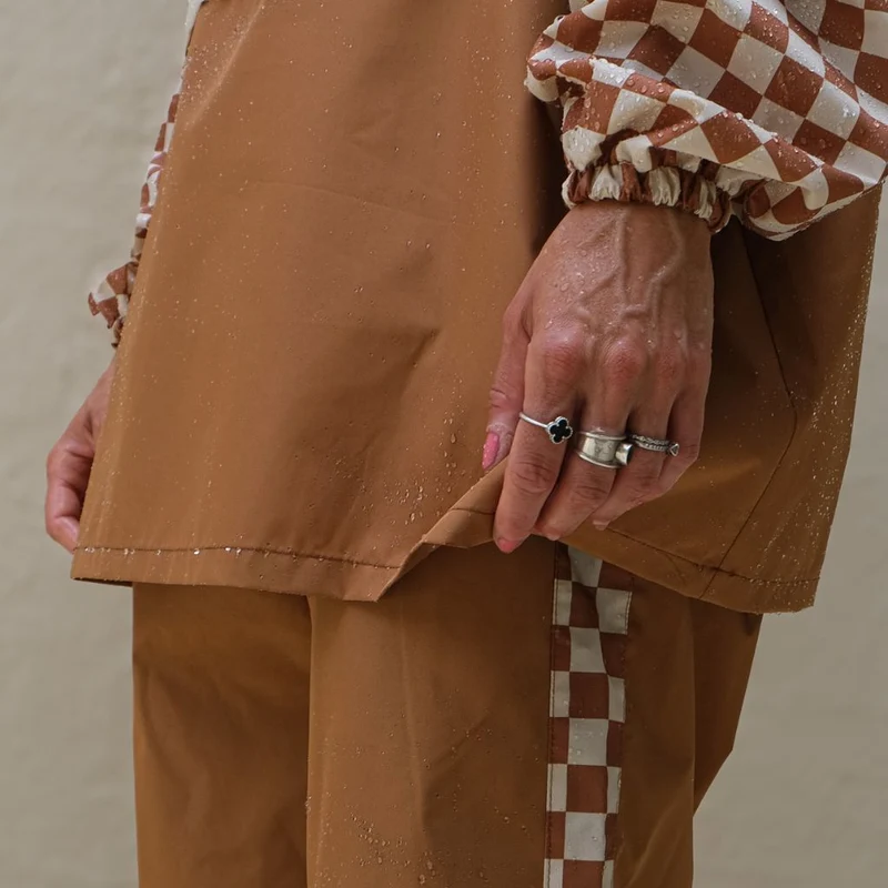 Poncho de pluie court Poule Party adulte Damier Marron