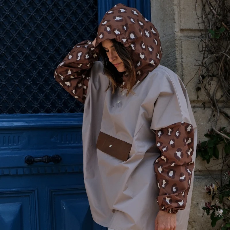 Poncho de pluie court Poule Party adulte Léopard