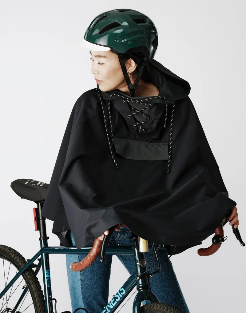 Pack cycliste cape LOU 002., casque ALIX & serre-pantalon VIC