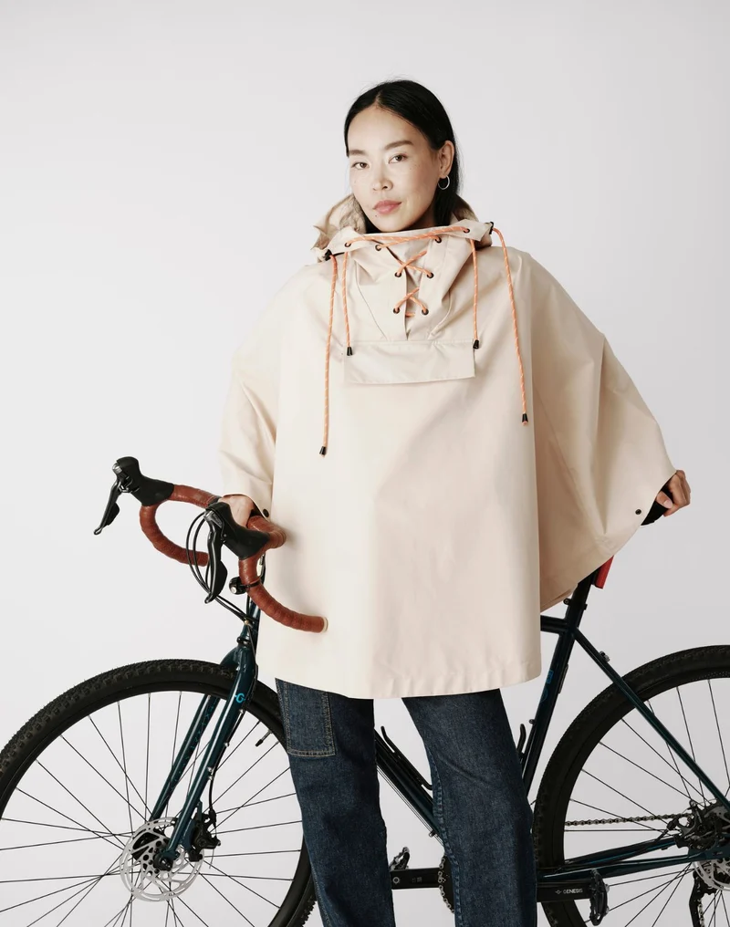 Pack cycliste cape LOU 002., casque ALIX & serre-pantalon VIC