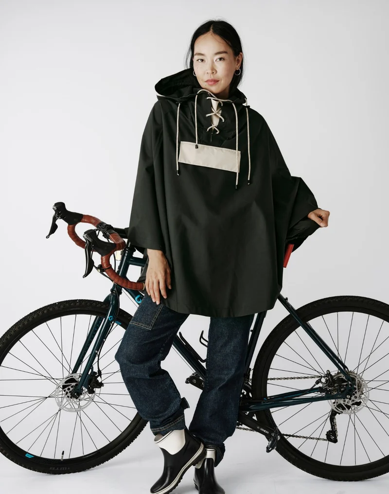 Pack cycliste cape LOU 002., casque ALIX & serre-pantalon VIC