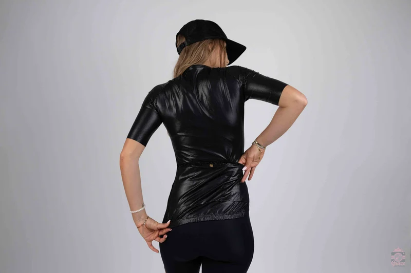 Tenue vélo femme Snaked : l’ensemble qui mêle caractère, confort et technicité