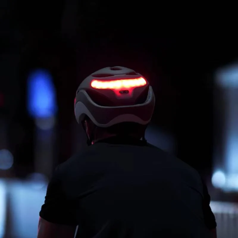 LumaGuard™ | Casque velo avec visière et éclairage avant et arrière pour une protection renforcée