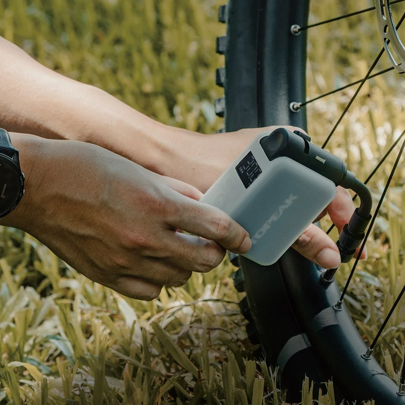 Mini pompe électrique bikepacking Topeak E-Booster