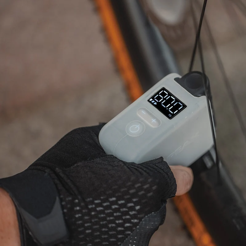 Mini pompe électrique bikepacking Topeak E-Booster