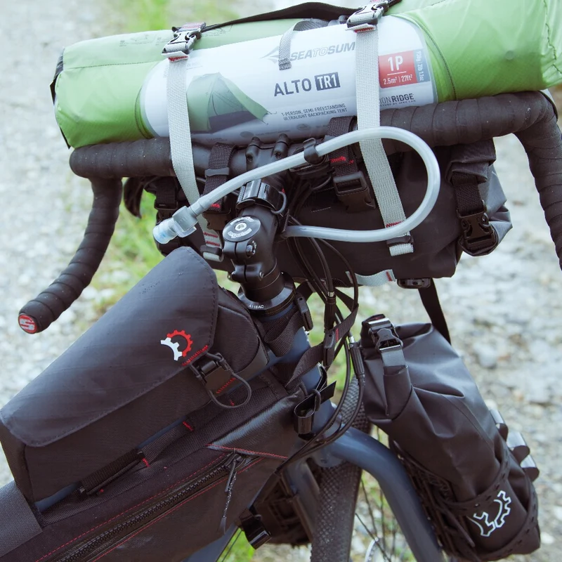 Fixation pour tuyau d'hydratation Revelate Designs Barnacle sur guidon