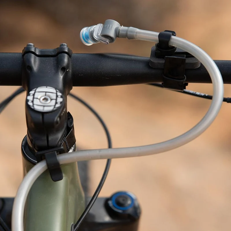 Fixation pour tuyau d'hydratation Revelate Designs Barnacle sur guidon