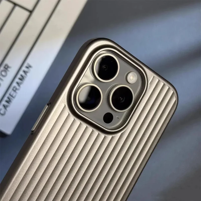 Ultraslanke iPhone Hoesje met Militaire Bescherming | Titanium Carbon Look | Draadloos Laden | Sansoti