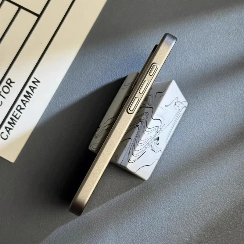 Ultraslanke iPhone Hoesje met Militaire Bescherming | Titanium Carbon Look | Draadloos Laden | Sansoti